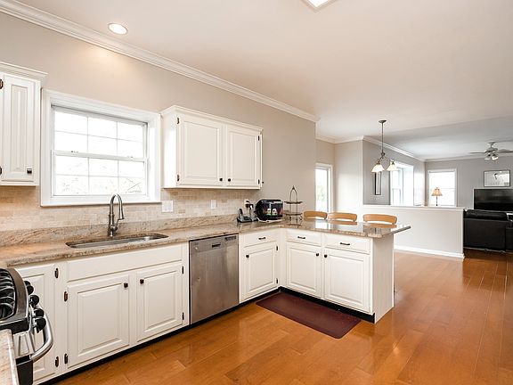 4th image of 4801 Fox Ln