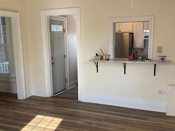 5th image of 702 Nelson St