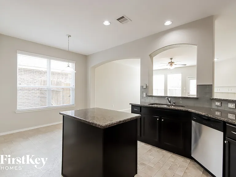 2526 Cold River Dr — Photo 6