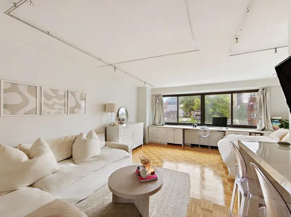 201 West 21st Street image 1 of 10