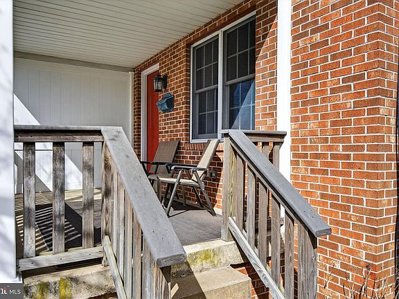 5th image of 1007 E Walnut St