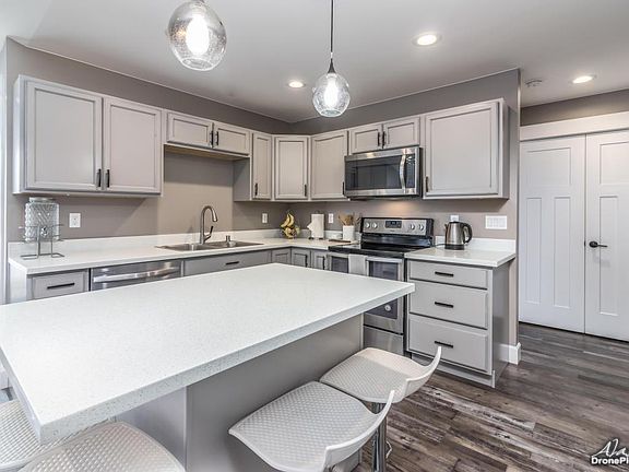 Eat in Kitchen with dishwasher - Chairs/stools not included