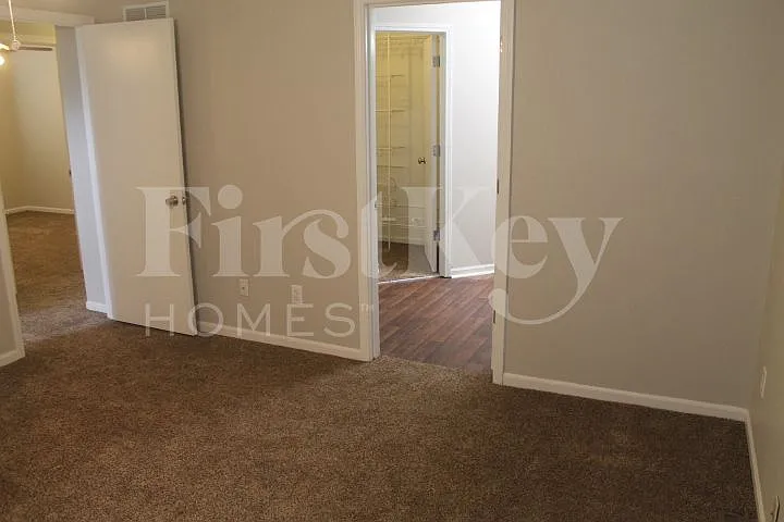 619 N Crest Dr — Photo 8
