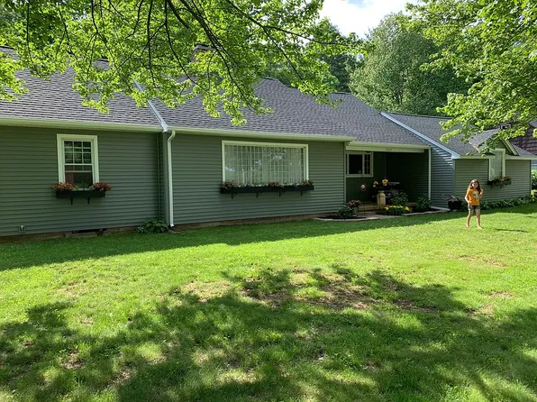 1223 E St N, Suffield, CT 06078