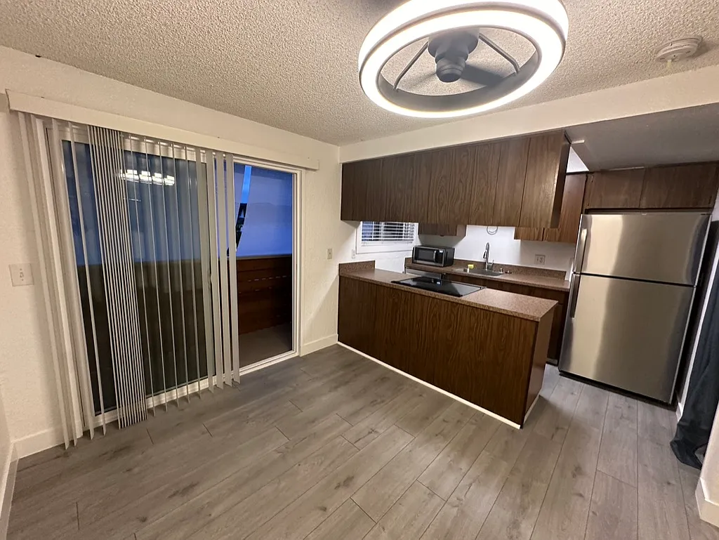 120 Stanford Dr — Photo 1