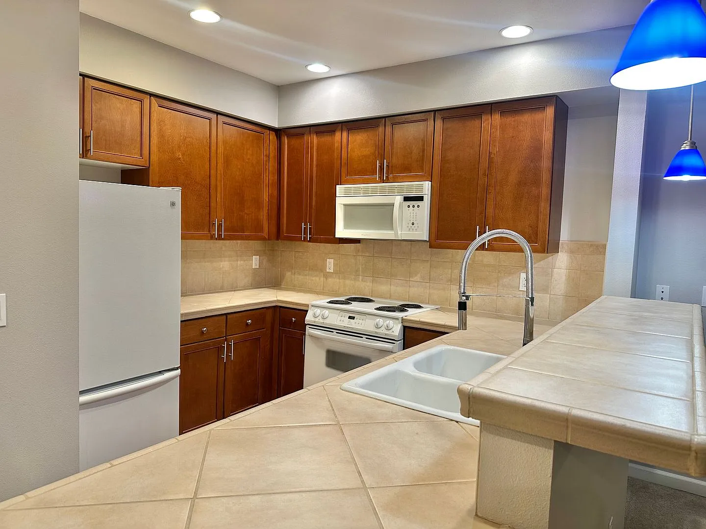 Beautiful 1 bed condo in the heart of Bellevue! Available 10/10/2026! — Photo 3
