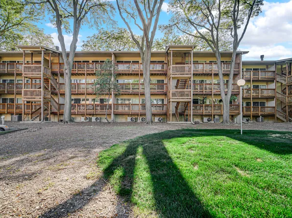 5807 Oakwood Dr APT D, Lisle, IL 60532