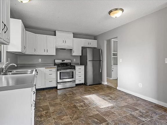 2nd image of 88 King St W #1