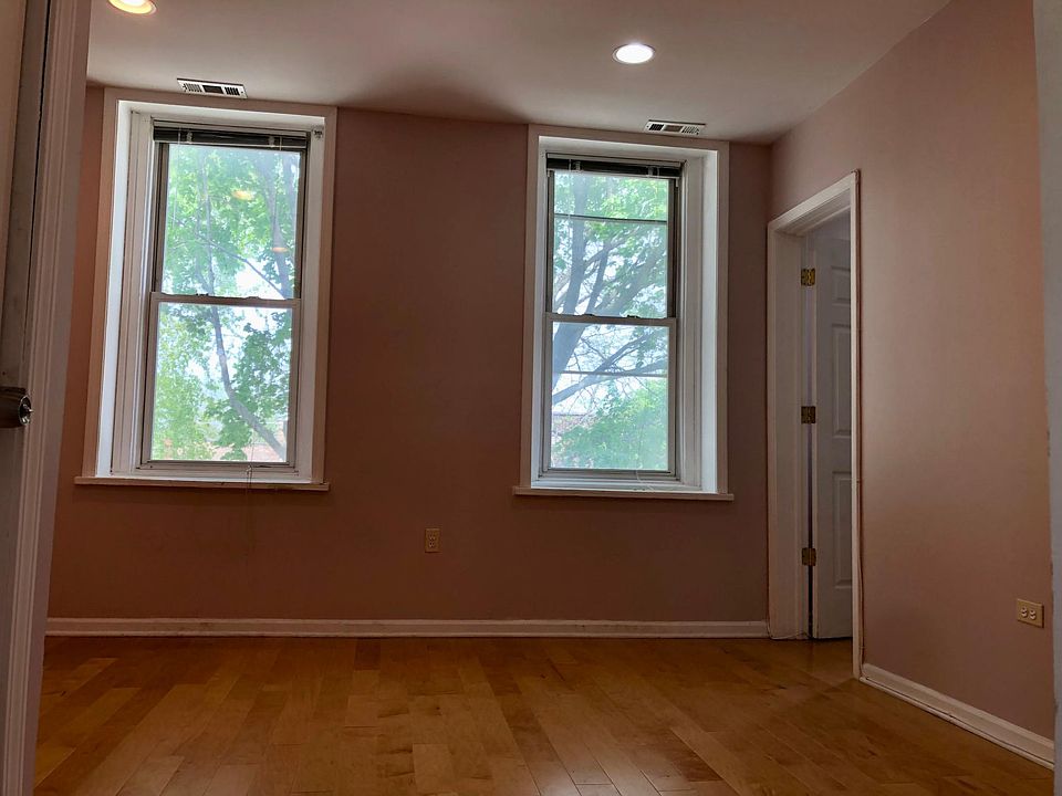 1st image of 833 W 35th Pl Floor 3