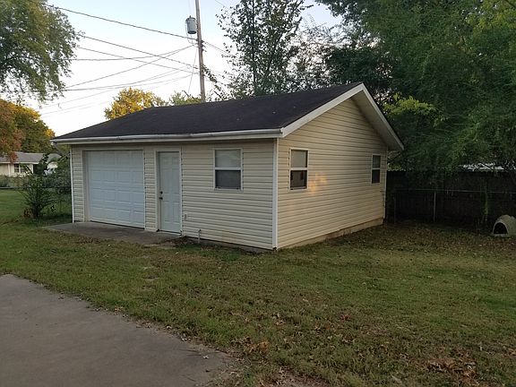 3rd image of 1300 E G St