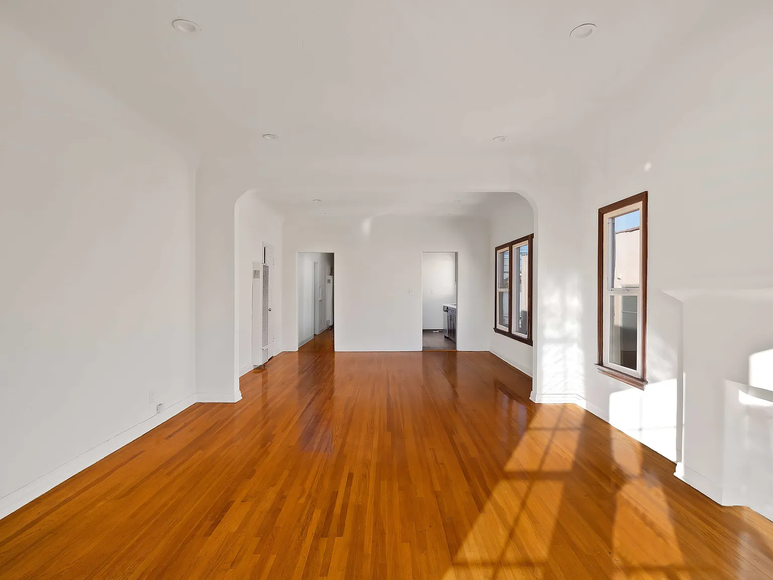 3 bed, 1300 sqft, $4,195 — Photo 2