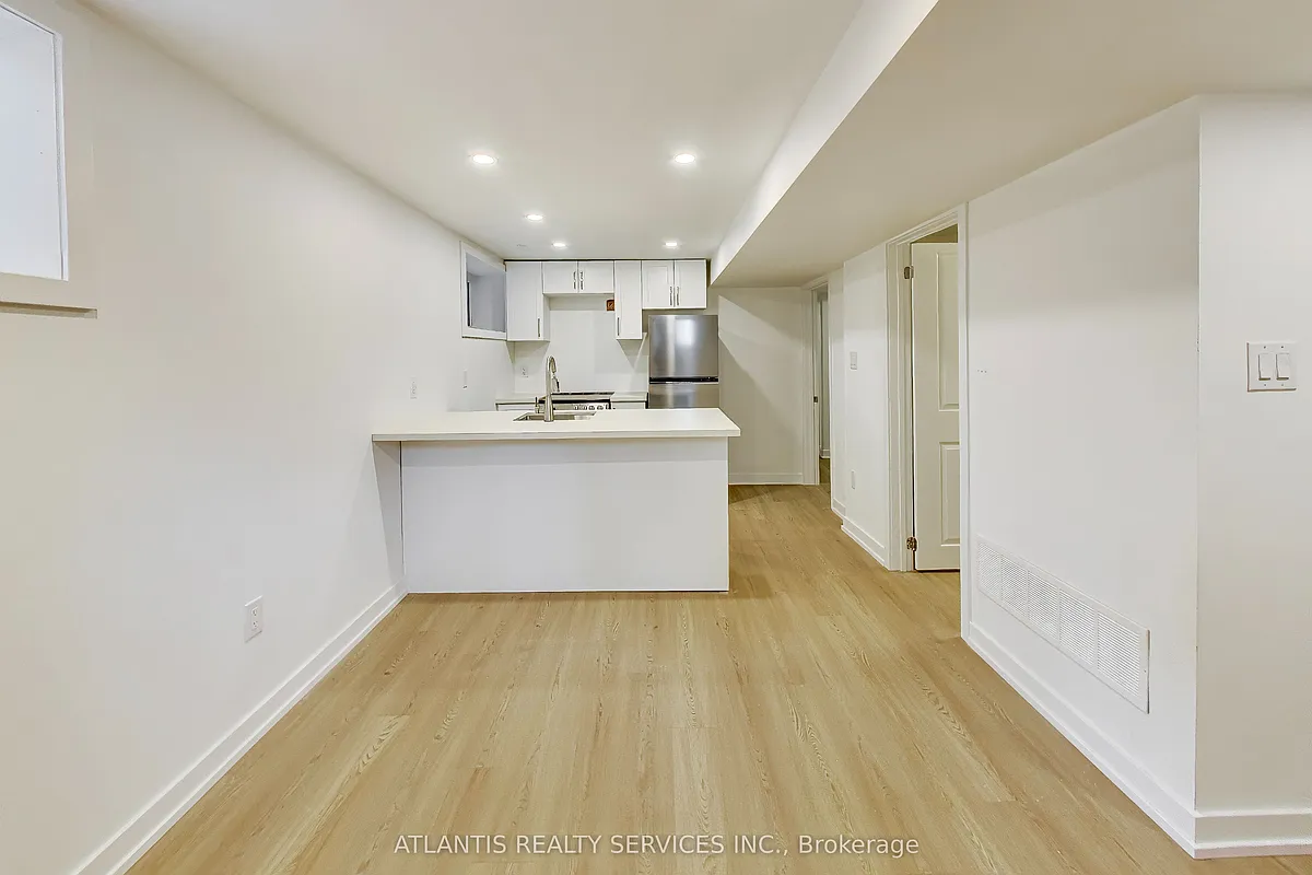 Building Photo - 681 Dovercourt Rd #4