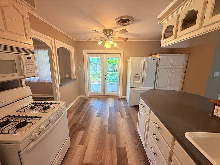 413 Lynn St — Photo 11