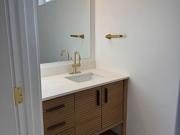 5th image of 727-729 2nd St #727