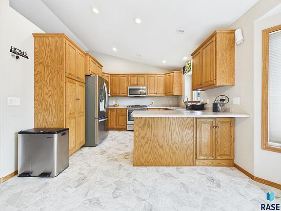 5th image of 3219 S Grace Ave