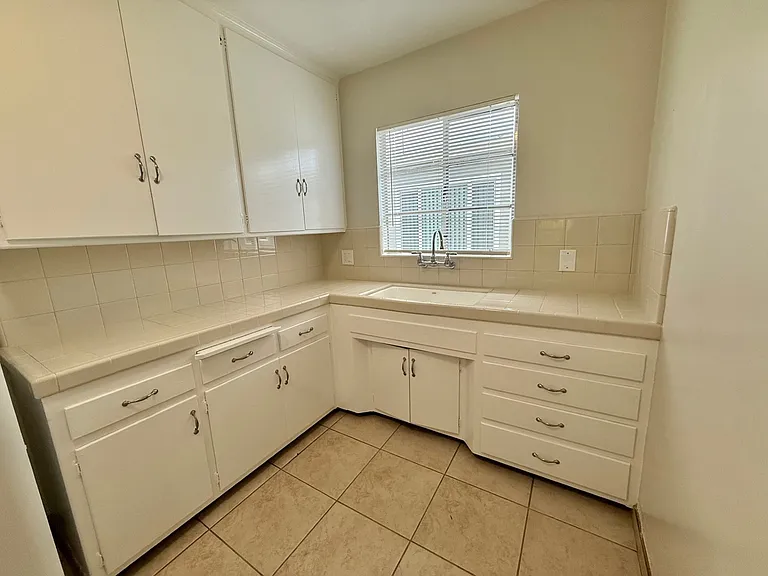 1030 E Carson St #F — Photo 1