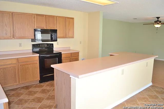 3 bed, 2.5 bath, 2537 sqft, $1,950 — Photo 4