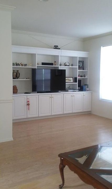 2nd image of 9 Meadow Ln