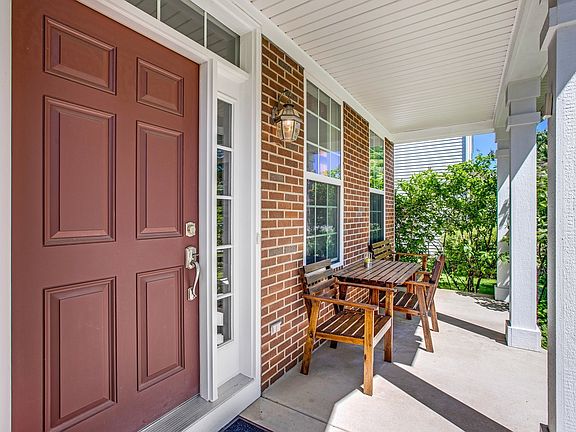3rd image of 464 Sandlewood Ln