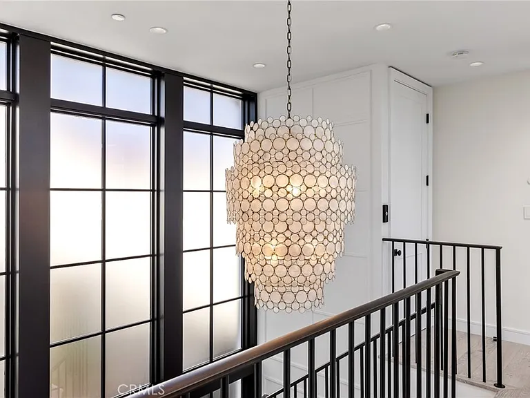2428 The Strand — Photo 34