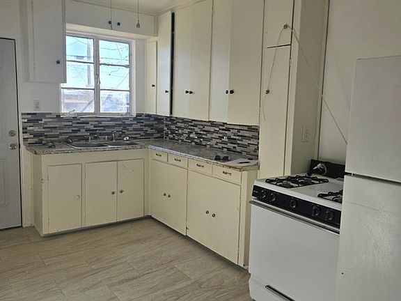 4th image of 2920 Mountain Ave