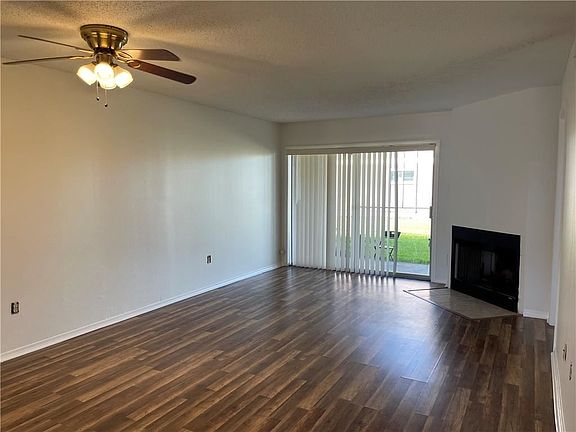 4th image of 2425 Oxford Pl APT 158