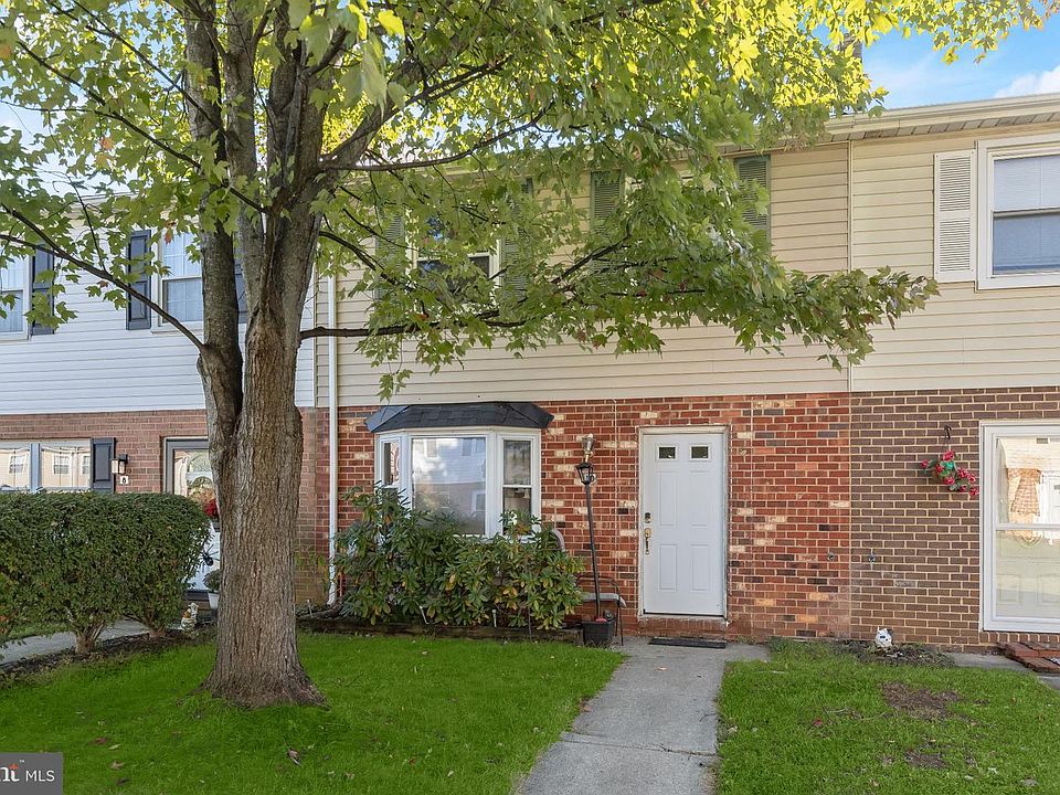 1st image of 10 Hillside Ct