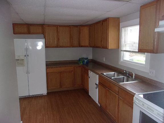 3rd image of 233 W Walled Lake Dr