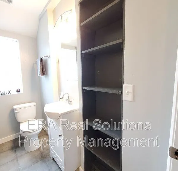 1094 Oakwood Ave — Photo 9