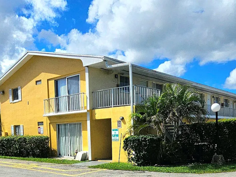 1501 Crescent Cir #E47 — Photo 1