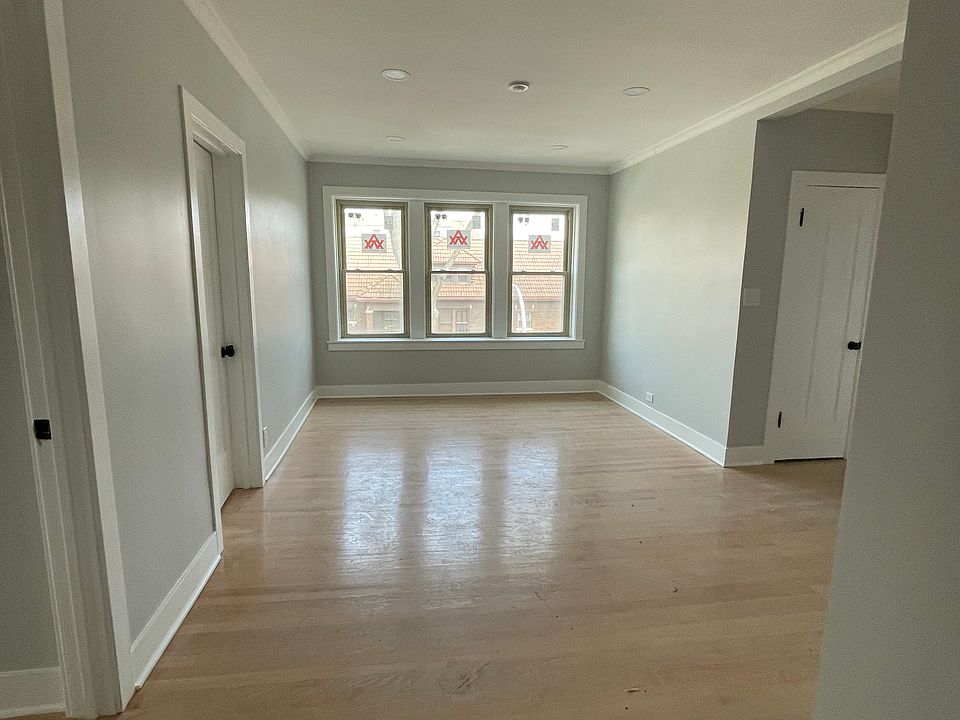 Living room w/ lots of natural light