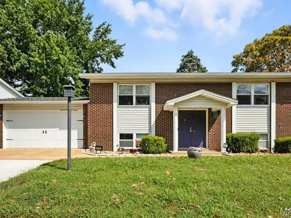 12727 Foxhound Dr, Maryland Heights, MO 63043