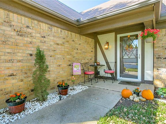 3rd image of 417 Wild Oak Ln