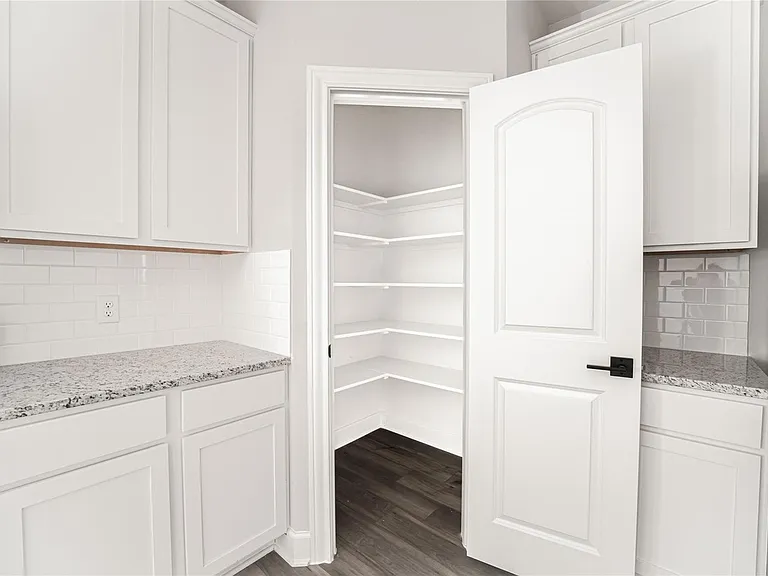 905 Calhoun Dr — Photo 10
