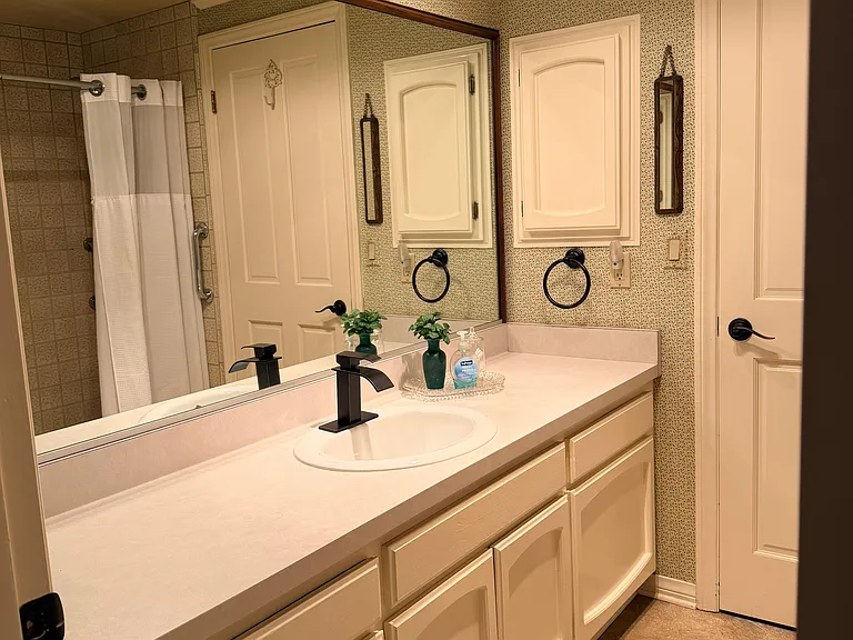Guest Suite Bathroom