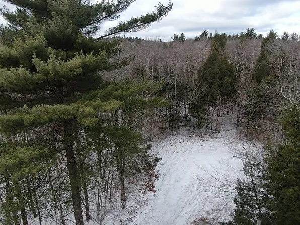 Pickerel Close, Becket, MA 01223