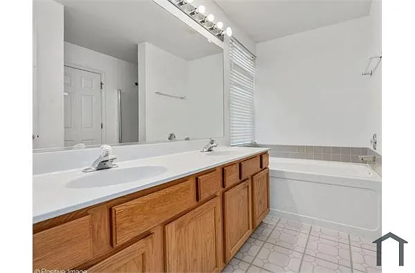 Building Photo - 948 Symphony Dr