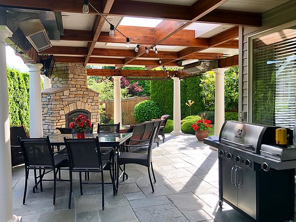 Covered patio & gas fireplac