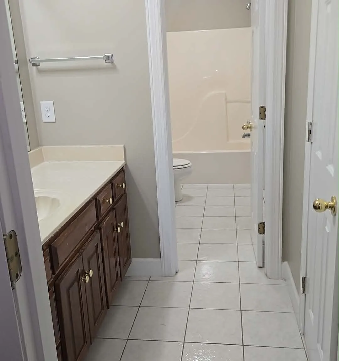 5 bed, 4.5 bath, 5000 sqft, $3,750 — Photo 4