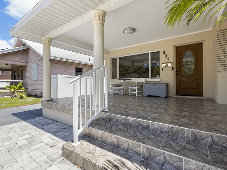 W Columbus Dr — Photo 2