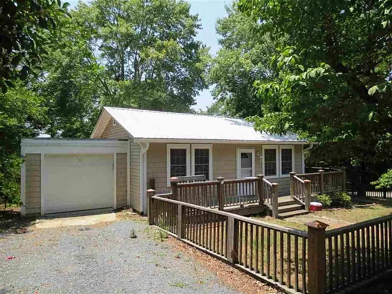 305 Summit St — Photo 2