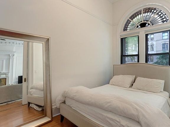 2nd image of 121 W 79th St APT 1A