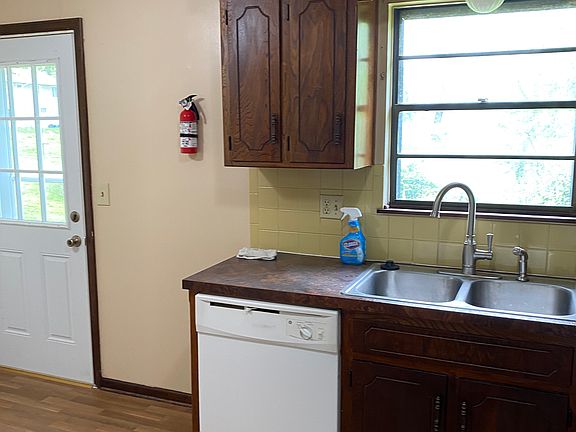 5th image of 1406 Dakota St