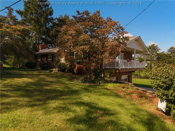 220 Pinewood Dr, Hurricane, WV 25526