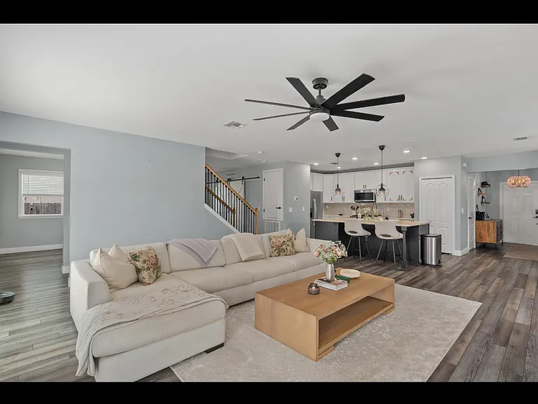 412 SW Dailey Ave — Photo 2