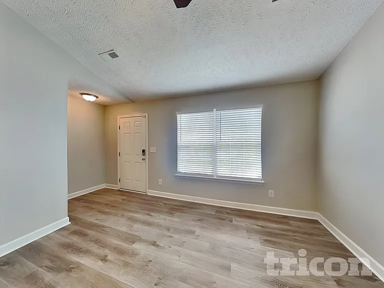 649 Belgium Dr — Photo 2