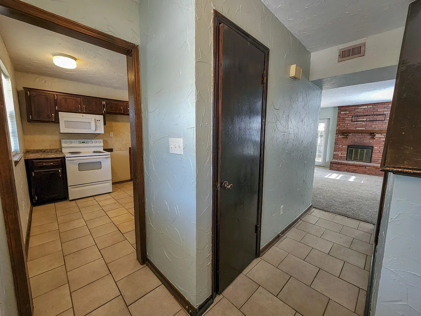 3 bed Brick Townhome in Shawnee — Photo 4