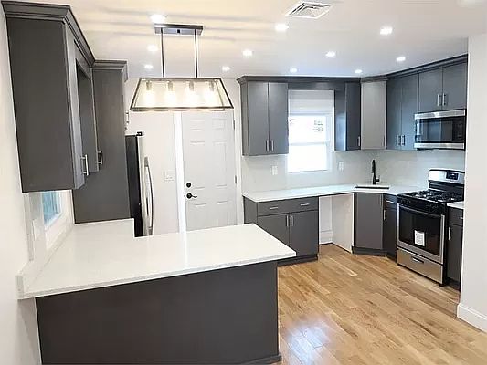 4th image of 107-66 166th St #1FAM