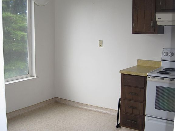 Bright eat in kitchen with ceiling fan