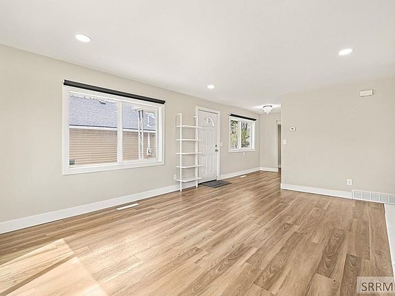 5th image of 141 College St